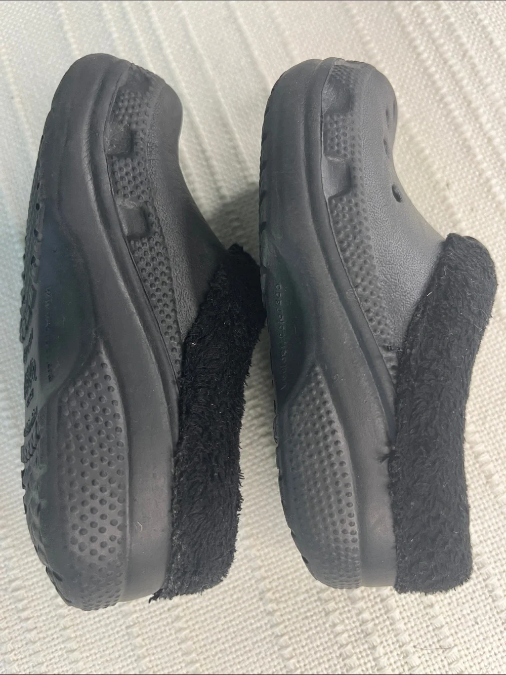 CROCS Kids Fleece-Lined Jibbitz Clog Slip-on Shoes, size XS baby/child 6-7 black